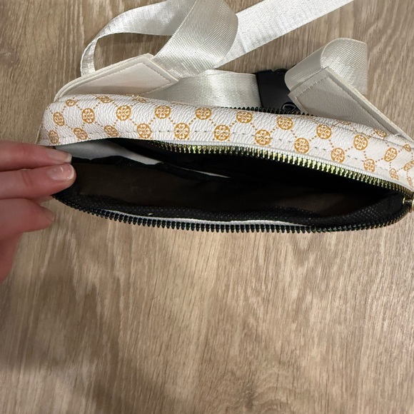 Stylish White and Gold Crossbody Bag - Picture 2 of 2